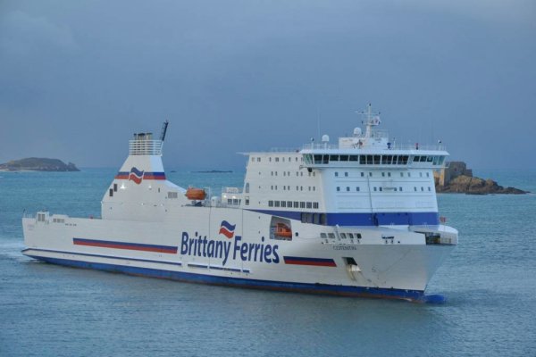 Saint-Malo (2010-01-07) - Cotentin reaching St-Malo (photo Denis Bernard)