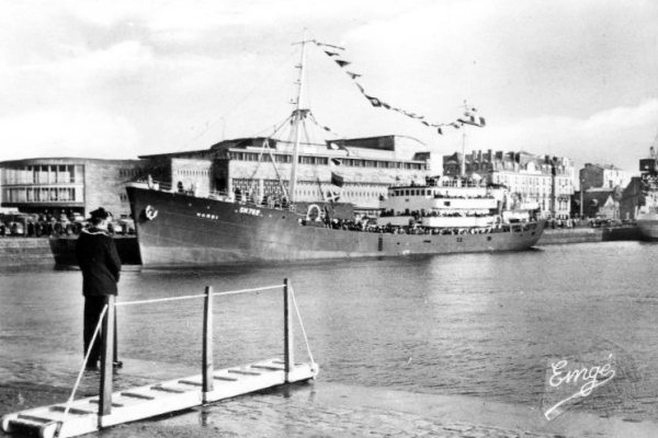 Saint-Malo (annes 50) - Le Hardi devant de le casino de Saint-Malo (dition Emg)