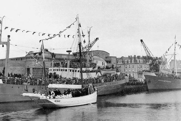 Saint-Malo (Annes 50) - Le Mutin passe en revue les Terre-neuvas lors du pardon