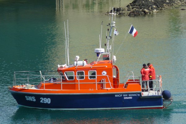 Saint-Malo (2009-04-11) - SNS 290 arrivant cale de la Bourse