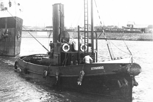 Saint-Malo (1930) - Servannais towing  Saint-Thomas (photo Marius Bar - coll AD)